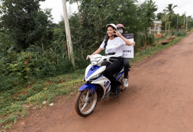 Hoa hậu H’Hen Niê đi xe máy trở về trường học cấp 1 dự lễ khai giảng năm học mới