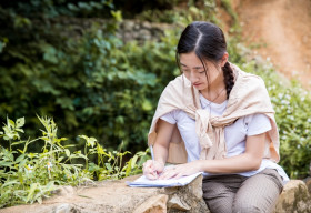 Hoa hậu Lương Thùy Linh viết thư tay kêu gọi cộng đồng chung tay quyên góp làm đường