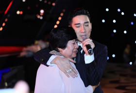 Quang Hà và mẹ xúc động ôm nhau khóc trong buổi diễn sau sự cố
