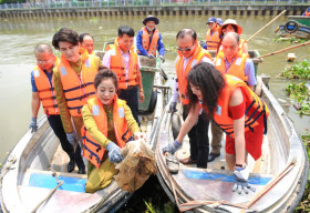 Danh hài Thúy Nga diện áo dài Việt Hùng, đi xuồng dọc kênh Thị Nghè vớt rác thải nhựa