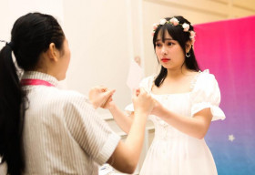 Fan SGO48 bật khóc khi được nắm tay thần tượng ở sự kiện handshake Hà Nội