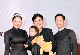 Đạo diễn Lê Minh tất bật chỉ đạo show diễn Võ Việt Chung
