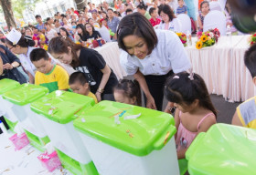 H’Hen Niê truyền cảm hứng ‘rửa tay sống khỏe’ cho hàng trăm em nhỏ tại bệnh viện Nhi đồng