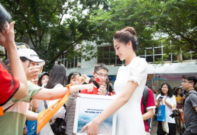 Hoa hậu Lương Thùy Linh ôm thùng tiền kêu gọi ủng hộ dự án ‘Đắp đường, xây ước mơ’