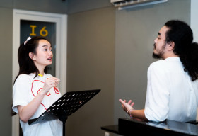 ‘Bắt quả tang’ Kaity Nguyễn đi học thanh nhạc để chuẩn bị cho MV đầu tay
