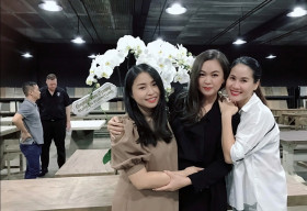 Ngọc Nga cùng chồng Tây khai trương xưởng gỗ hoành tráng