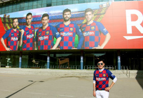 ‘Hoàng tử du lịch’ Đoan Trường đến sân vận động Nou Camp ‘check-in’ mừng tuổi mới