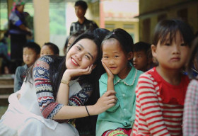 Hoa khôi sư phạm Thảo Uyên rạng rỡ mang quà tặng trẻ em Tây Bắc