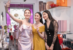 Ngọc Trinh cười hớn hở chụp hình cùng hai hoa hậu đàn em