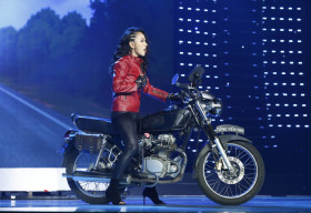 Tống Yến Nhi mang mô tô lên sân khấu làm Trương Ngọc Ánh liên tưởng đến bà trùm Hương Ga