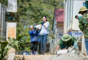Hoa hậu Lương Thùy Linh xắn tay áo, tham gia vác vật liệu lên núi làm đường