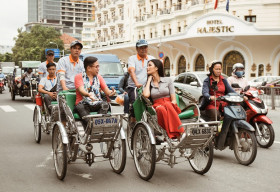 Hoàng Thùy tự tin nói tiếng Anh, đưa chuyên gia đào tạo catwalk khám phá Sài Gòn