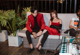Huỳnh Phương bóp chân, ngồi trông cho bạn gái ngủ trong hậu trường quay MV mới