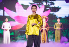 Lê Âu Ngân Anh catwalk thần thái trong trang phục của NTK Việt Hùng