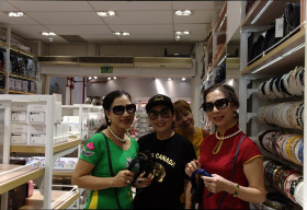 Phi Nhung giản dị cùng fan khám phá Singapore