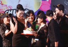 NSƯT Trịnh Kim Chi xúc động rơi nước mắt khi được học trò chúc mừng 20/11