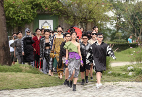 Mẫu nhí Việt đeo mặt nạ phòng độc lên sân khấu Vietnam Junior Fashion Week