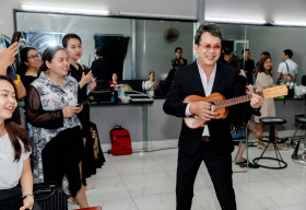 Nhạc sĩ Đức Huy say mê đàn hát tặng vợ trong hậu trường Tuyệt đỉnh bolero