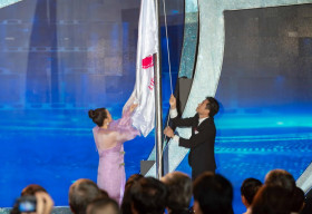Kaity Nguyễn cùng Quý Bình thực hiện nghi thức kéo cờ khai mạc LHP Việt Nam lần thứ 21