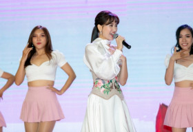 Hari Won rạng rỡ tham dự sự kiện ra mắt đại sứ thương hiệu son Belle & New