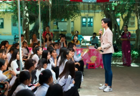 Hoa hậu H’Hen Niê gây quỹ hơn 22.000 USD cho tổ chức Room To Read