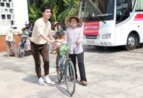 Á vương Hoàng Phi Kha trao quà Tết sớm cho bà con nghèo ở Tiền Giang