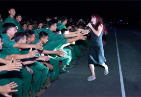Hơn 6000 lính trẻ tại đất thép Củ Chi nồng nhiệt trước màn biểu diễn áo dài của NTK Việt Hùng