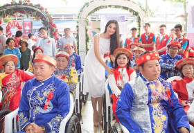 Hoa hậu Tiểu Vy cùng 100 cặp đôi khuyết tật xác nhận đám cưới kỷ lục Việt Nam