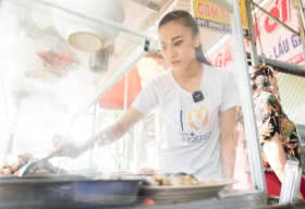 Á hậu Kim Duyên giản dị phụ giúp ba mẹ ở quê bán cơm