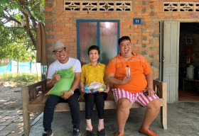 Việt Hương rạng rỡ mang niềm vui Tết đến bà con Tây Ninh