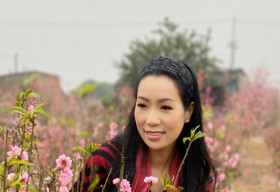 NSƯT Trịnh Kim Chi ‘lạc lối’ giữa vườn đào nở rộ rực rỡ tại Hà Nội