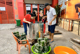 NSƯT Trịnh Kim Chi tất bật gói bánh chưng đón Xuân Canh Tý 2020