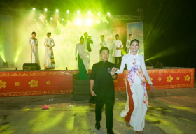 Dàn Hoa hậu, siêu mẫu diện áo dài Việt Hùng, trình diễn trước hàng ngàn người dân huyện đảo Cần Giờ