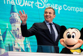 Chủ tịch Disney Bob Iger kiếm và tiêu tiền xa xỉ như thế nào?