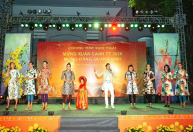 Hàng ngàn người dân quận 12 thưởng thức BST Áo dài của NTK Việt Hùng