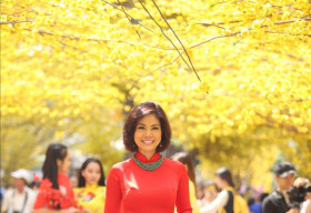 ‘Nữ hoàng sexy hải ngoại’ Hồ Lệ Thu khoe dáng với áo dài Xuân