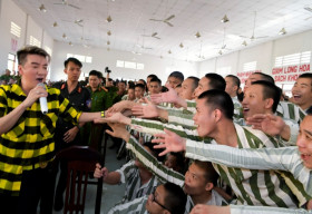 Đàm Vĩnh Hưng ‘cảm hóa’ phạm nhân hoàn thành tâm nguyện suốt 20 năm