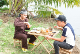 Cris Phan “xuýt xoa” khi được Trường Giang mời  món “lộc trời” trong mùa mưa bão