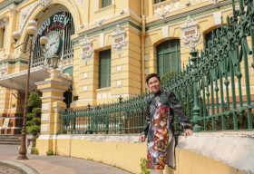 Ca sĩ Quốc Đại tìm lại nét hoài cổ giữa Bưu điện Trung tâm Sài Gòn