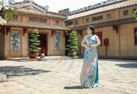Diện áo dài Việt Hùng, NS Vân Khánh duyên dáng bên ngôi đền cổ xưa nhất Sài Gòn