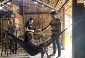 Ánh Linh ôm gạo, mì tôm ‘đội nắng’ đến từng nhà tận tay tặng quà cho người nghèo Bến Tre