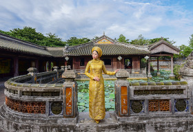 Á hậu Trang Thảo “mô phỏng” Hoàng hậu Nam Phương mừng 8/3
