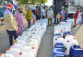 INSEE Việt Nam tài trợ 500 triệu đồng và 500 tấn xi măng cho dự án ‘Nước cho vùng hạn mặn’