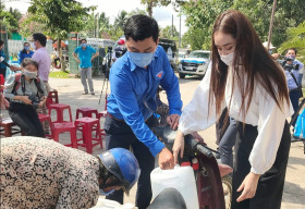 Á hậu Tường San trao tặng hệ thống lọc nước 350 triệu đồng ứng cứu hạn mặn miền Tây