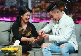 Lê Dương Bảo Lâm “chơi lớn” tặng mẹ nhẫn kim cương trong lần đầu xuất hiện trên sóng truyền hình