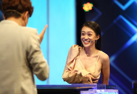 Kim Anh được Ngô Kiến Huy tặng ‘quà lạ’ khi tham gia gameshow