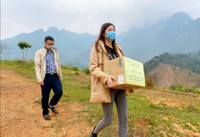 Hoa hậu Lương Thuỳ Linh đến thăm các chiến sĩ chống dịch tại cửa khẩu