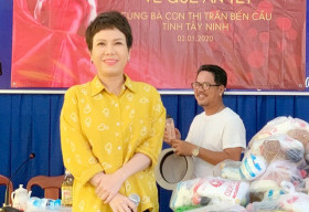 Việt Hương tặng 1 tấn gạo đến nghệ sĩ khó khăn trong mùa dịch