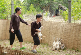 Con trai Thu Trang trổ tài trồng lúa, bắt vịt điêu luyện ở Thử Thách Lớn Khôn