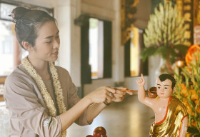 Diệp Bảo Ngọc diện áo nâu, để mặt mộc đi làm công quả ngày Phật Đản
